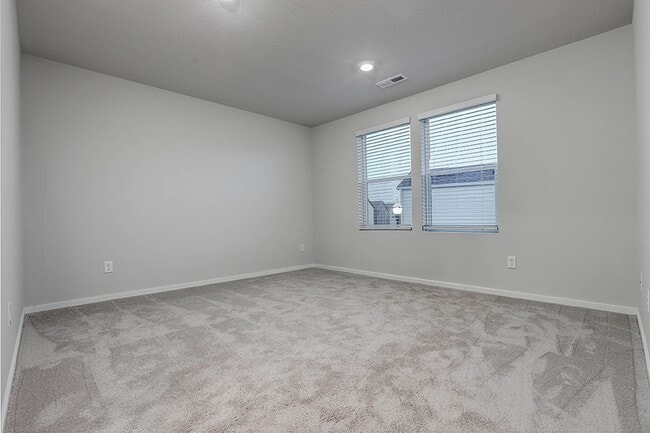 Building Photo - 3 Bedroom 2.5 Bathroom Home with Beautiful Finishes!!