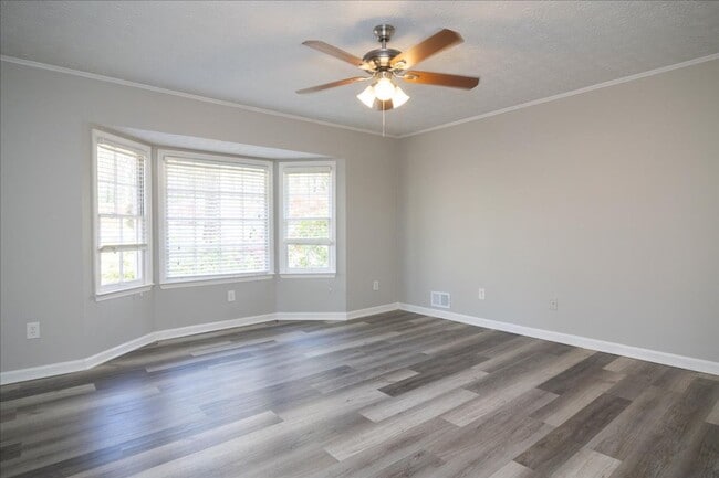 Building Photo - Spacious 3/2 Ranch Home w/ 2 Car Garage in Quiet Neighborhood