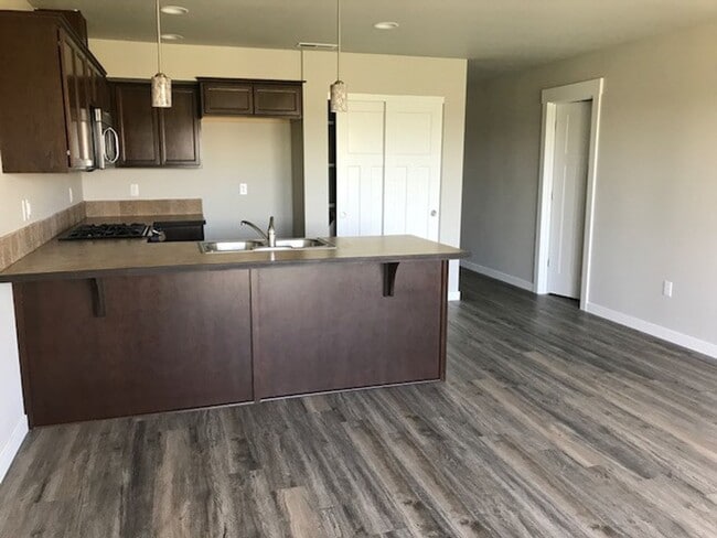 Building Photo - Whether you just want the extra room or need it for your family, our townhomes are calling!!