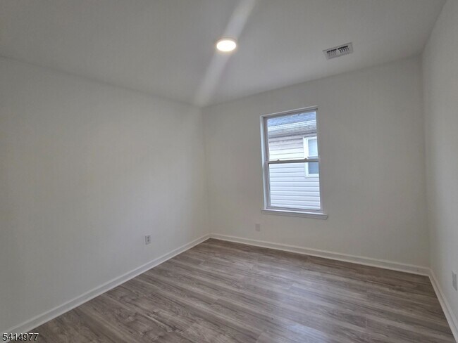 Building Photo - 158 Sherman Ave