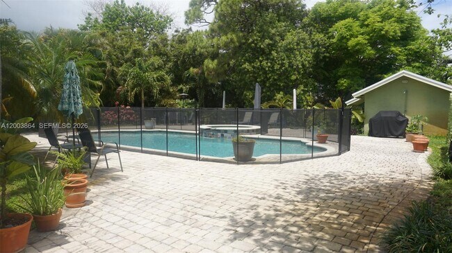 Building Photo - 853 NE 37th St