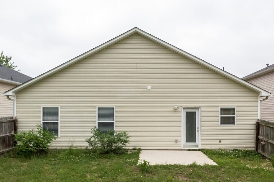 Building Photo - 1604 Thornwick Trace