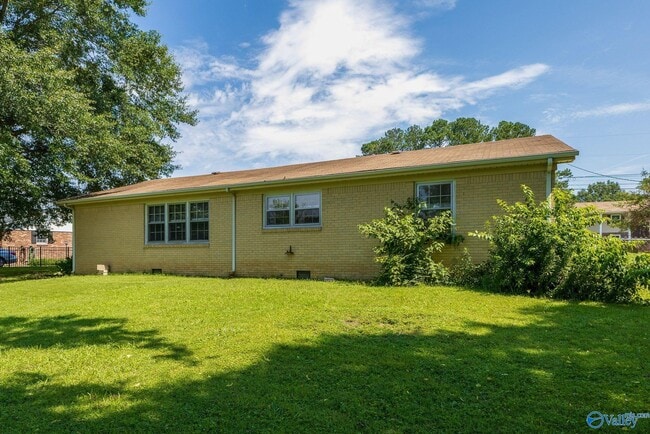 Building Photo - 904 SE Chatterson Rd