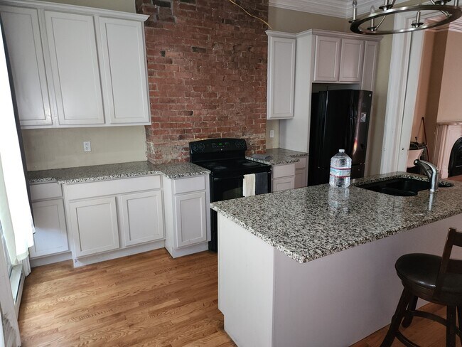 Primary Photo - 409 Clinton Ave