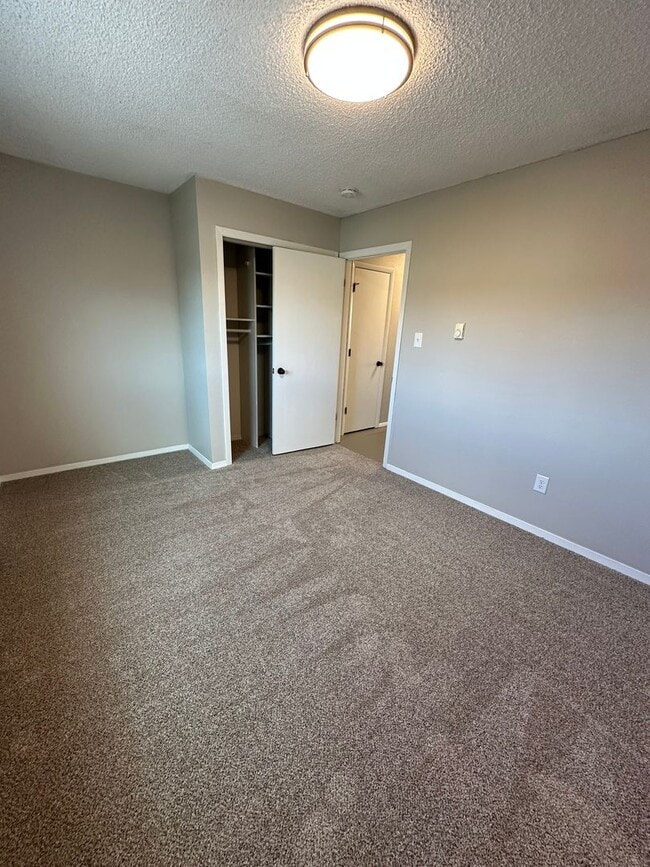 Building Photo - BEAUTIFULLY UPDATED 3 BEDROOM, 2 BATHROOM TWIN HOME WITH ATTACHED 1 CAR GARAGE