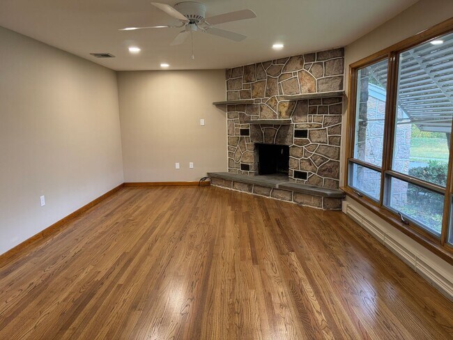 Building Photo - Stunning 3-bedroom, 3-bathroom single family home