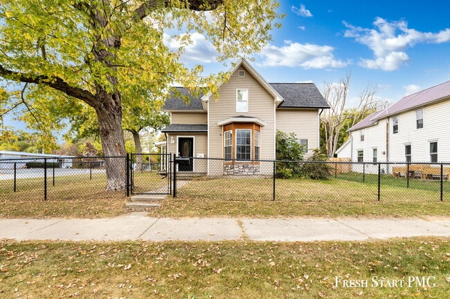Building Photo - Spacious 4-Bedroom Home with Modern Style & Flexible Spaces