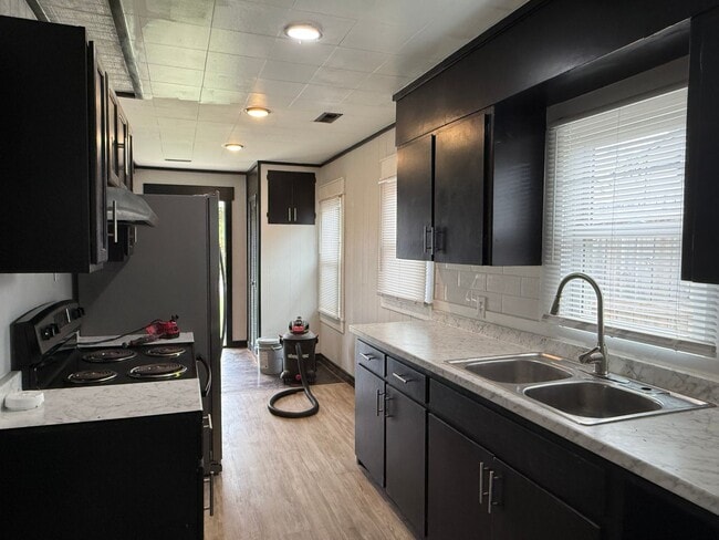Building Photo - **1/2 OFF 1st Month Rent- 2 bedroom 1 bath...