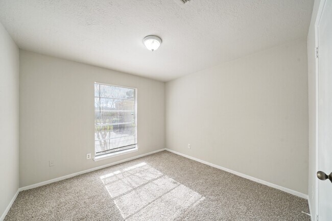 Building Photo - 2402 Hilton Head Dr