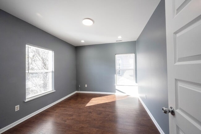 Building Photo - "Spacious 3-Bedroom Duplex on East Washington Street with 3 Full Baths – Ideal Living in Indianap...