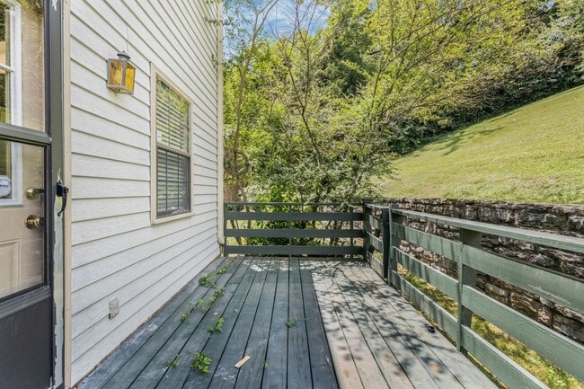 Building Photo - Convenient Brentwood Condo