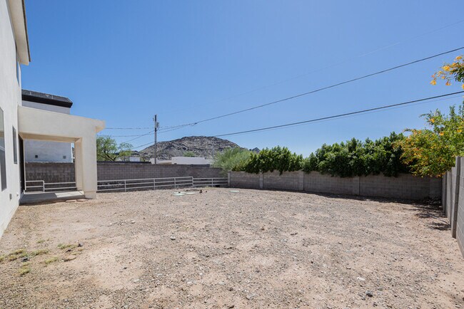 Building Photo - 1409 E Shangri La Rd