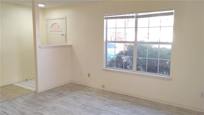 Building Photo - 44 Holly Dr