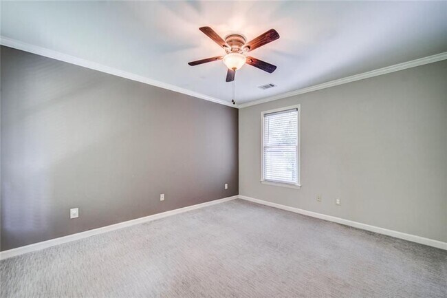 Building Photo - 2555 Ridgewood Rd NW