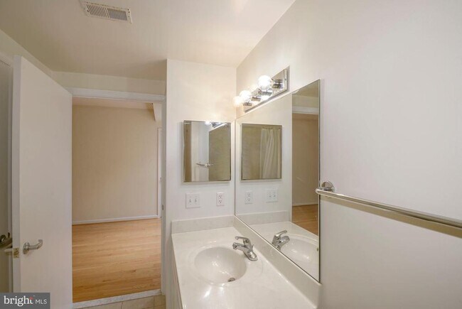 Building Photo - 355 I St SW