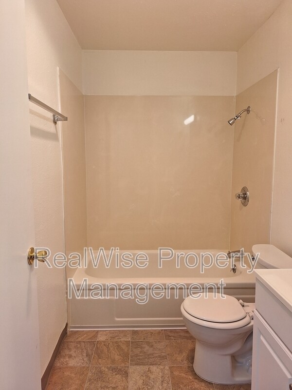Building Photo - 302 Edwards St