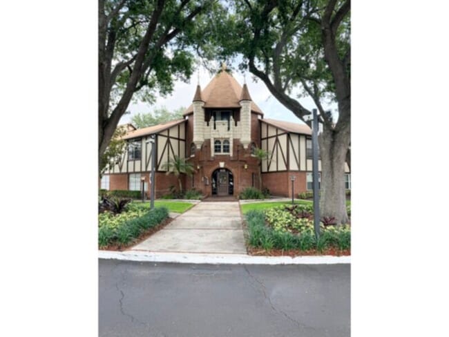 Building Photo - 3 Bedroom Condo in Camelot By The Lake