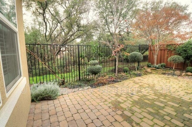 Building Photo - 217 Barnhill Dr