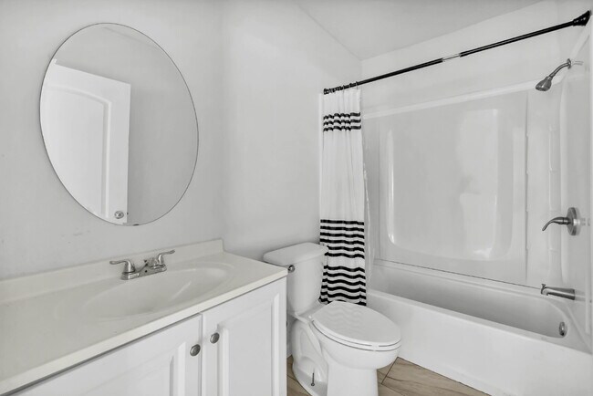 Building Photo - Charming 2-bed 1-bath home minutes from shopping, APSU, and dining.