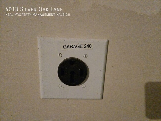 Building Photo - 4013 Silver Oak Ln