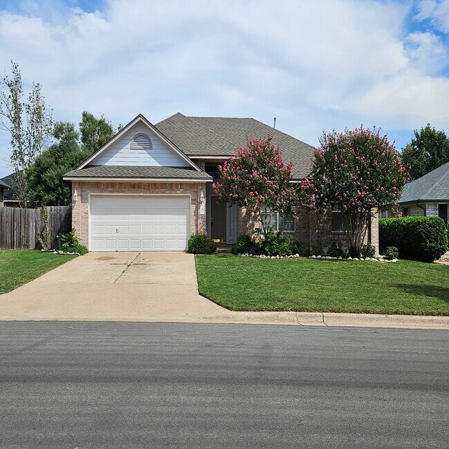 Primary Photo - 1008 Laurel Glen Blvd