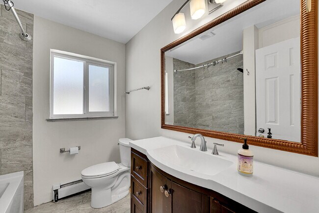 Building Photo - $3,195.00, 5 bed, 2 bath located in Denver