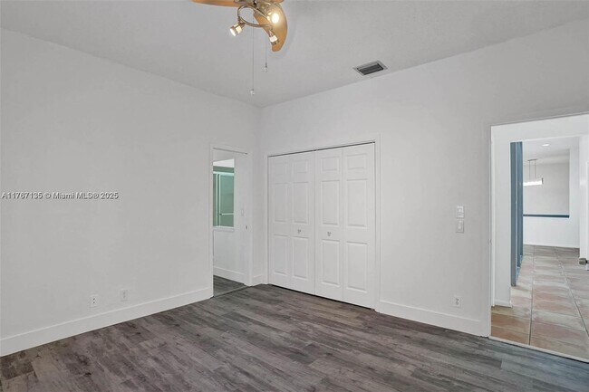 Building Photo - 16610 Royal Poinciana Ct