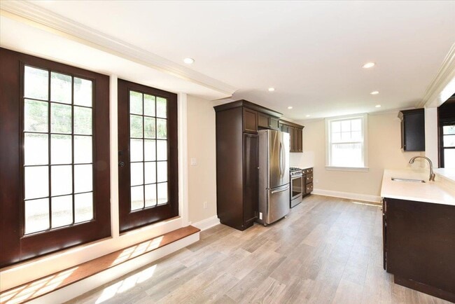 Building Photo - 158 Woodbine Ave