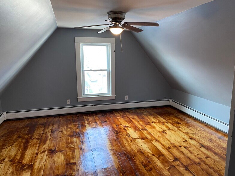 Building Photo - 10 Burtt St