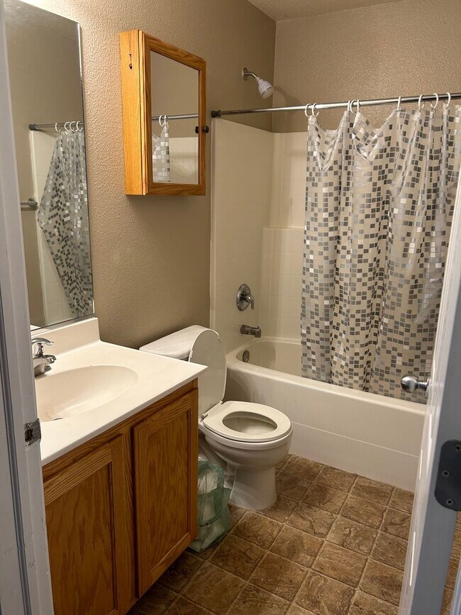 Building Photo - Charming Twinhome