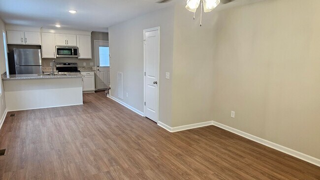 Building Photo - 1/2 Off FIRST MONTH'S RENT! MAY SPECIAL ON...