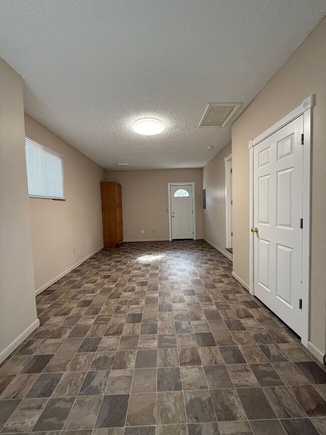 Building Photo - 3 Bedroom House Available Now!