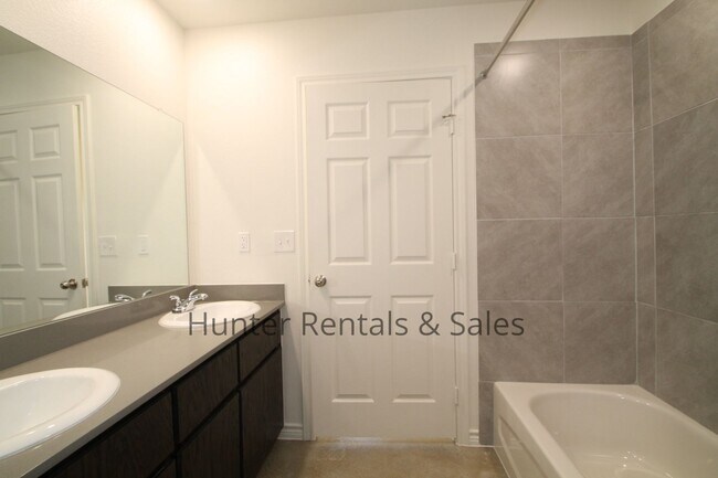 Building Photo - Exceptional 3 Bedroom Heights Duplex