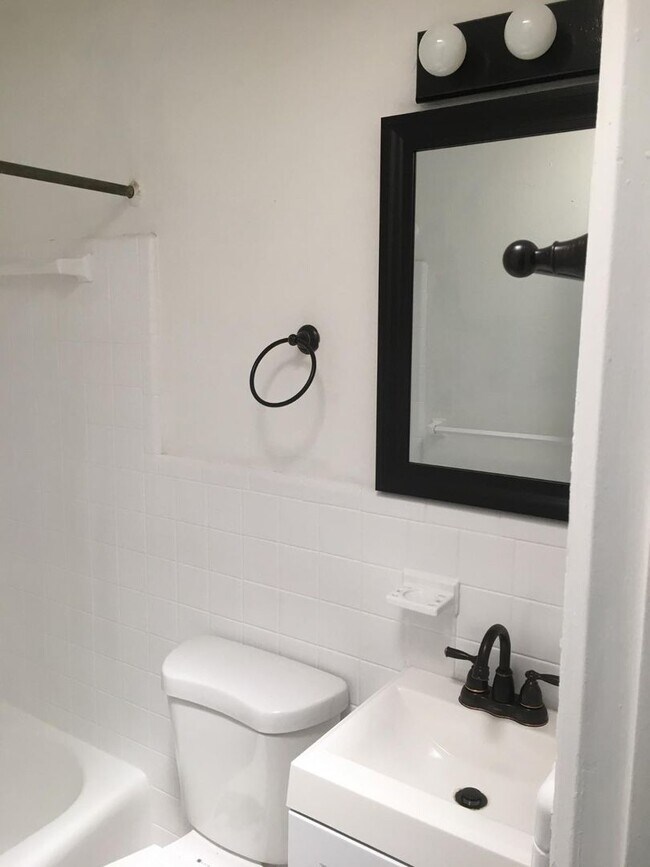 Building Photo - Remodeled 3 bedroom / 2 bath in Coquina Ke...