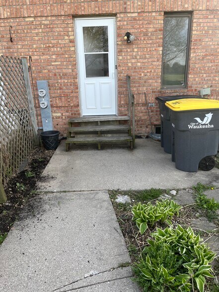 Rear entrance - 1325 Camden Way