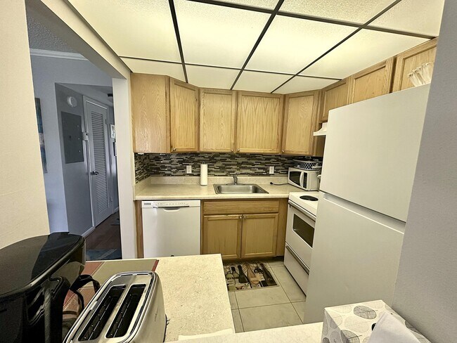 Building Photo - 138 Newport I
