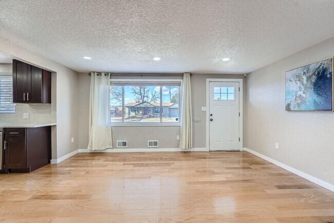 Building Photo - Modern Elegance in West Arvada - Your Drea...