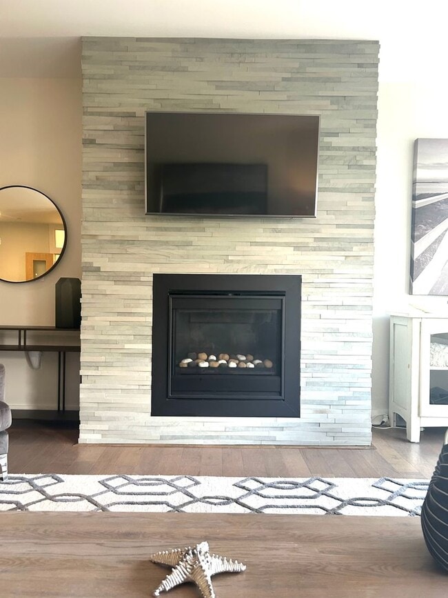 Building Photo - Gorgeous Fully Furnished 2BR/1BA Condo Ava...