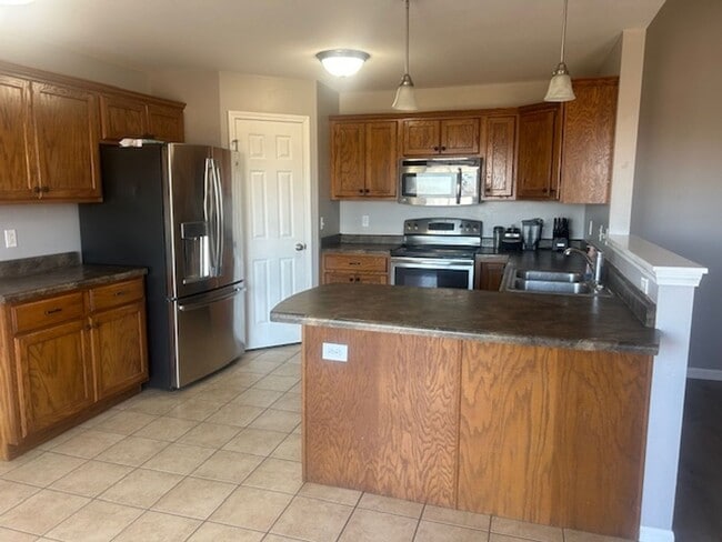 Building Photo - Beautiful 5 Bedroom Home!