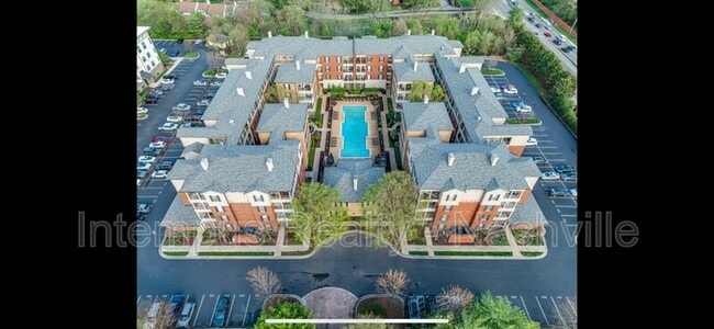 Building Photo - 307 Seven Springs Way