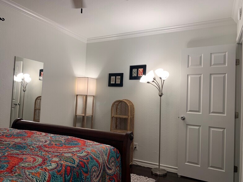 Building Photo - 407 E 45th St #116