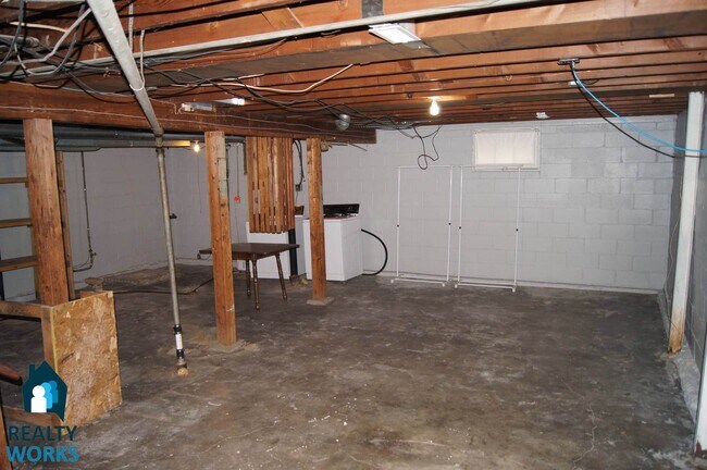 Building Photo - Super Cool bungalow in the Country Club ne...