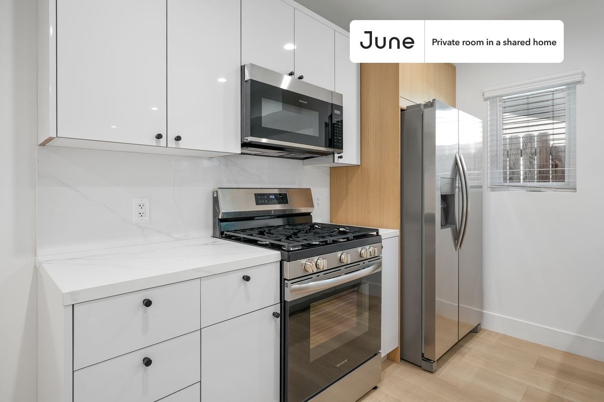 Building Photo - Private bedroom in 3 bed/2 bath Home
