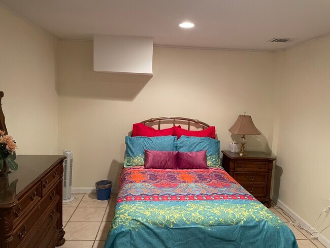 Queen size bed - 29 10th Ave W