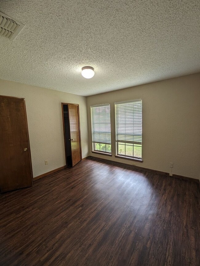 Building Photo - Western Oaks 3-2-2