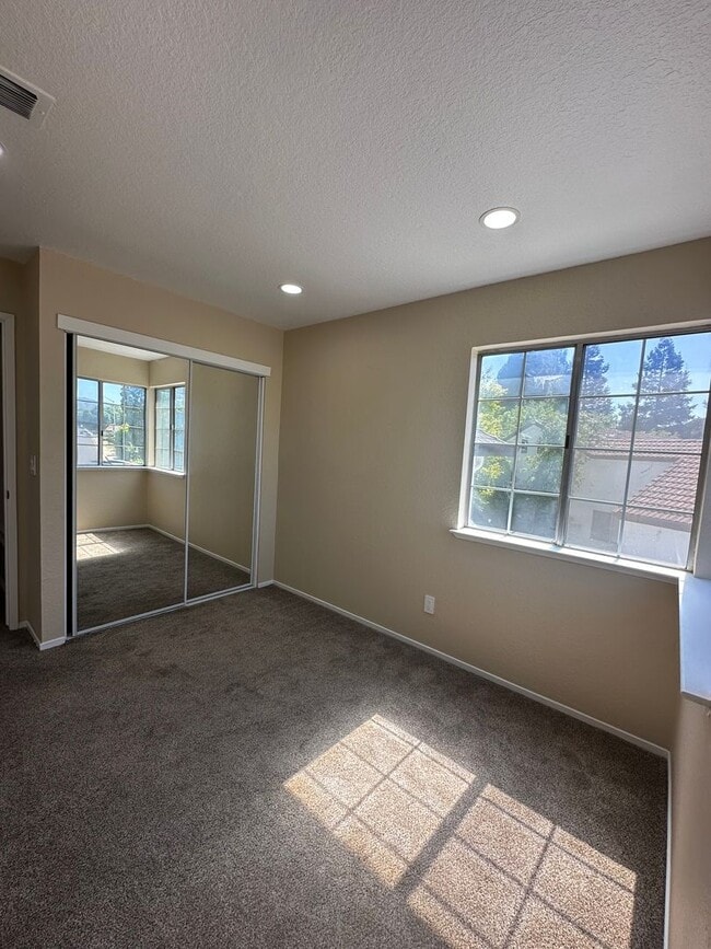 Building Photo - Newly Renovated 3bed 2.5 bath in Vacaville!