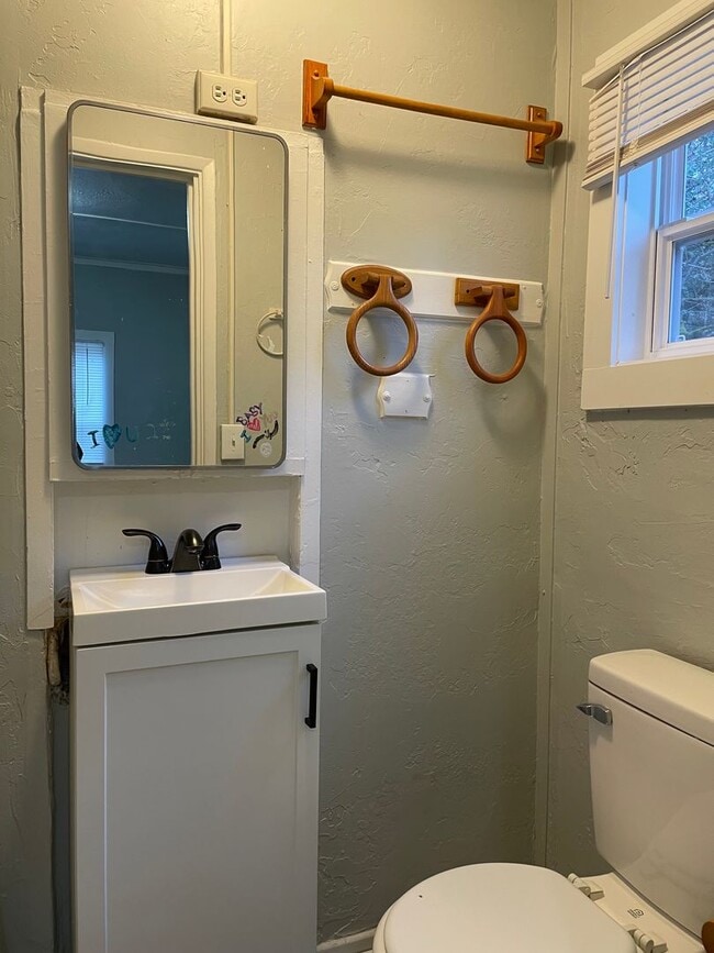 Building Photo - Cute Bungalow Style 1 Bedroom 1 Bath Home--Washer/dryer included!!