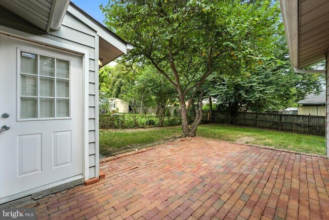 Building Photo - 5011 Roslyn Rd