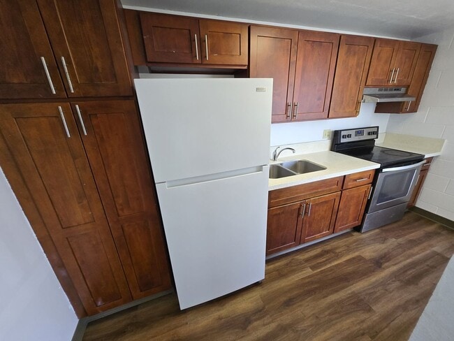 Building Photo - Upgraded 1 Bedroom, 1 Bath, 1 Parking, Con...