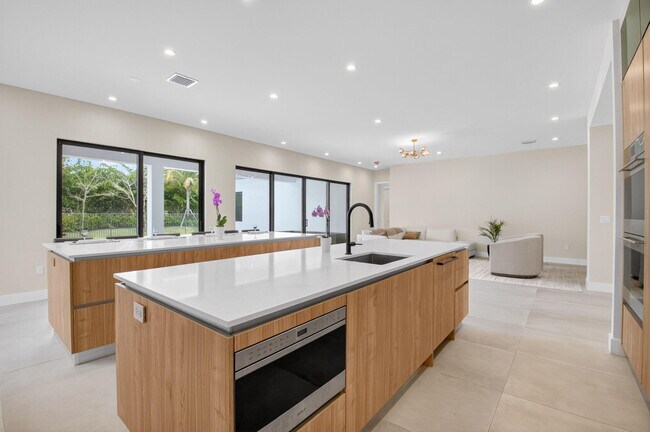 Building Photo - 8521 Ganton Dr